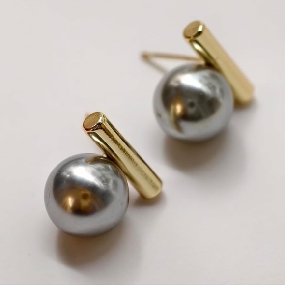 Saya Pearl Gold Gray Earrings - Picture 2 of 2